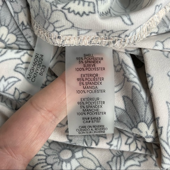 Calvin Klein Flutter Sleeve Floral Blouse Neutral Top M - Picture 8 of 9